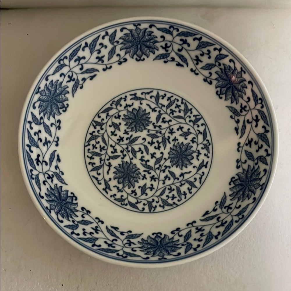 Elegant Blue Floral Pattern Plate